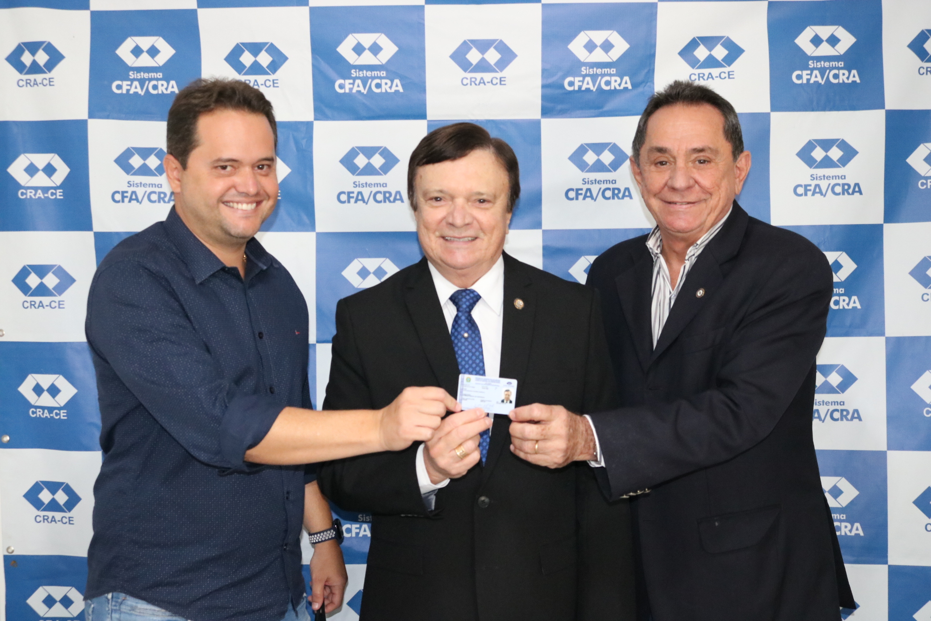 Adm. João Sobrinho ladeado pelo superintende do CRA-CE, Adm. Raphael Martins e conselheiro federal pelo Ceará, Adm. Rogério Cristino (Foto: Arquivo/CRA-CE)